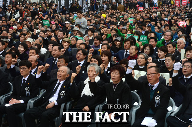 5일 서울 광화문 광장에서 고 백남기 농민 영결식이 엄수된 가운데, 유족 및 시민들이 구호를 외치고 있다./광화문=남윤호 기자