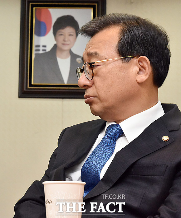 우 전 수석이 검찰에 출석하며 성실히 조사받겠다고 밝혔다면서 늦어진 소환이니만큼, 신속하고 철저한 수사로 우 전 수석을 둘러싼 의혹들이 낱낱이 밝혀지고 해소되길 기대한다고 밝혔다. 사진은 지난 4일 박근혜 대통령의 대국민 담화를 지켜보는 이정현 새누리당 대표. /문병희 기자