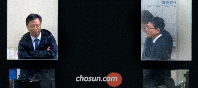 황제 소환 논란을 빚은 우병우(왼쪽) 전 청와대 민정수석이 6일 검찰에서 팔짱을 낀 채 웃으며 조사를 받는 모습이 조선일보 카메라에 포착됐다. /조선일보 제공