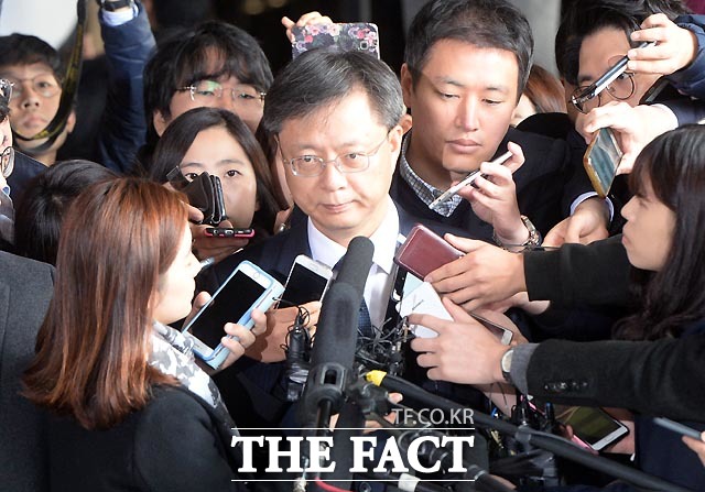 6일 오전 서울중앙지검에 출석하는 우병우 전 청와대 민정수석. /이효균 기자