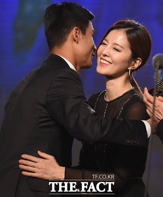 배우 김성은이 베스트11 공격수 부문 시상자로 나서 남편 광주 정조국이 수상을 하자  포옹을 나누고 있다.