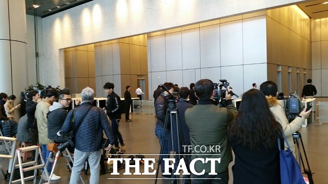 비선 실세 의혹에 대해 수사 중인 검찰 특별수사본부가 8일 오전 6시 40분부터 서울 서초동 삼성 서초사옥 내 삼성전자 대외협력단 사무실 등을 압수수색했다. /이성락 기자