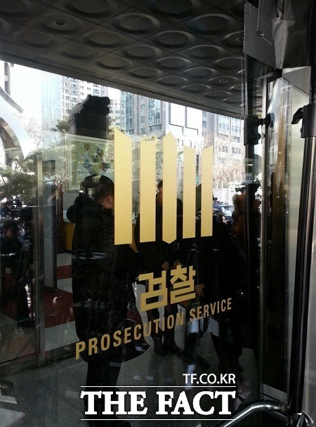 검찰은 이날 확보한 관련 자료에 대한 검토를 마친 이후 박상진 삼성전자 사장을 소환조사한다는 방침이다.