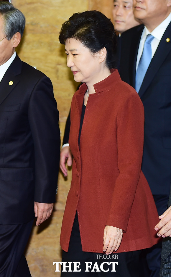 박근혜 대통령이 8일 오전 10시 30분 국회를 전격 방문해 정세균 국회의장과 회동하기 위해 로텐더홀을 들어서고 있다./국회=배정한 기자