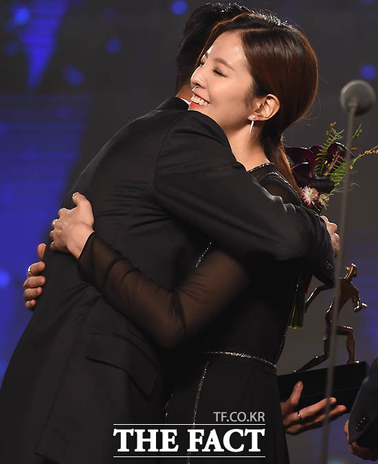 배우 김성은이 베스트11 공격수 부문 시상자로 나서 남편 광주 정조국이 수상을 하자  포옹을 나누고 있다.