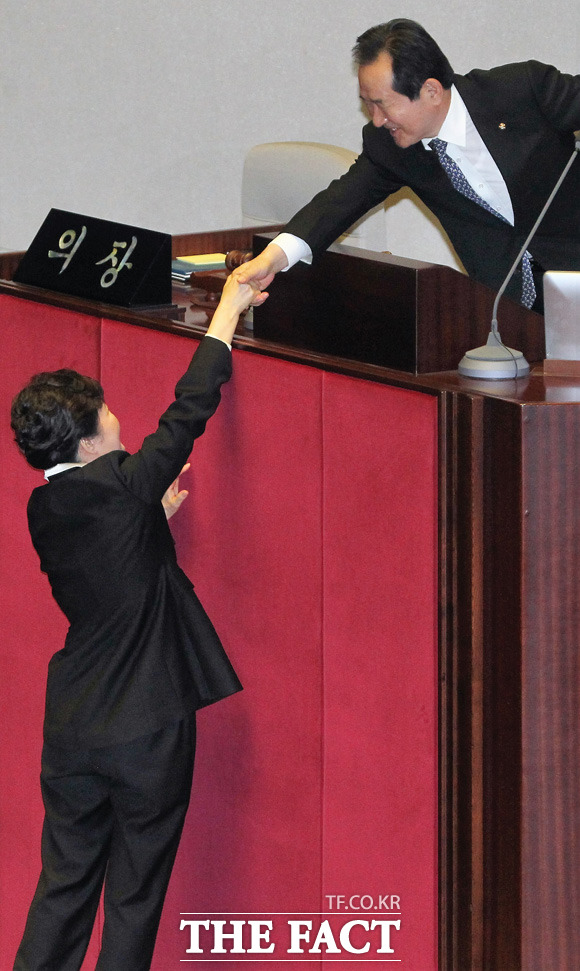 박근혜 대통령이 8일 오전 10시 30분 국회를 방문해 정세균 국회의장을 만난다. 사진은 지난달 24일 국회를 방문한 박 대통령이 2017년도 예산안 및 기금운용계획안에 대한 정부의 시정연설을 마친 뒤 정 의장과 악수하는 모습. /배정한 기자