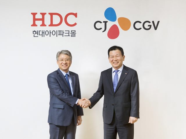 HDC현대아이파크몰 양창훈 대표(왼쪽), CJ CGV 서정 대표가 악수를 하고 있다. /CJ CGV 제공