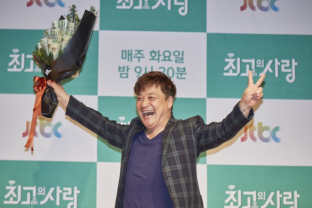 모친 비보에도 유쾌한 면모를 잃지 않은 프로 개그맨 윤정수. 개그맨 윤정수는 8일 오전 11시 종합 편성 채널 JTBC 예능 프로그램 님과 함께 시즌2-최고의 사랑 기자간담회 가운데 모친의 비보를 접했다. /JTBC 제공