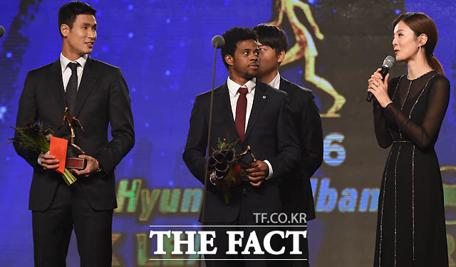 배우 김성은이 베스트11 공격수 부문 시상자로 나선 남편 광주 정조국이 수상을 하자  축하 인삿말을 하고 있다.