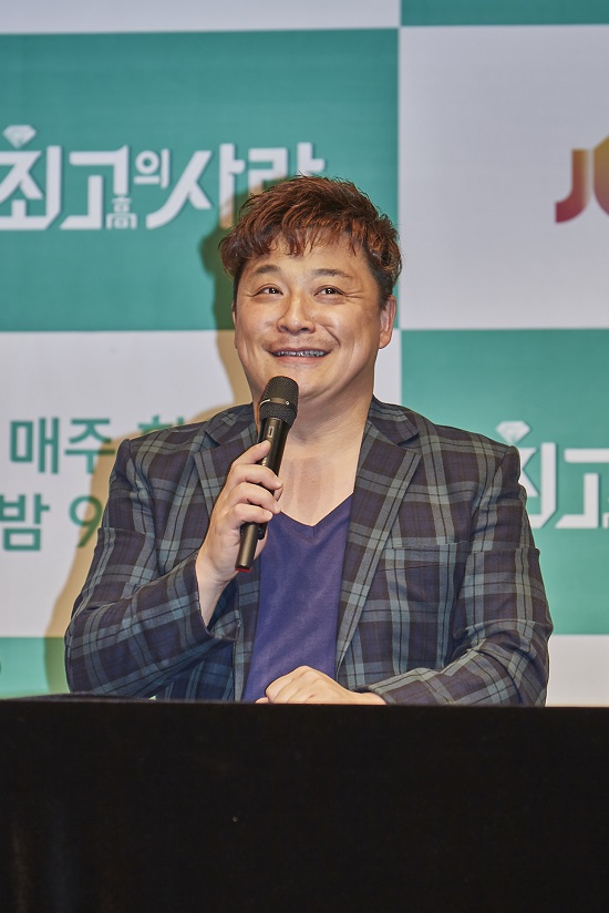 님과 함께 시즌2-최고의 사랑 기자간담회에 참석한 개그맨 윤정수. 개그맨 윤정수는 매주 화요일 방송되는 종합 편성 채널 JTBC 예능 프로그램 님과 함께 시즌2-최고의 사랑에서 활약하고 있다. /JTBC 제공