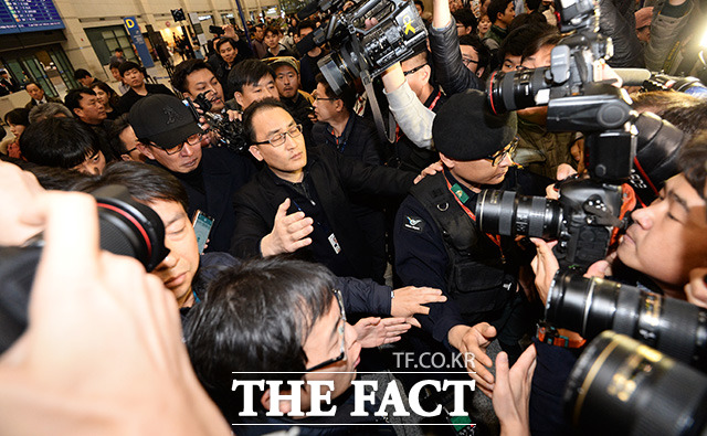 박근혜 정부의 비선실세 최순실 씨 최측근이자 문화계 황태자로 불리는 차은택 씨가 8일 밤 인천국제공항을 통해 귀국하고 있다./인천국제공항=이덕인 기자