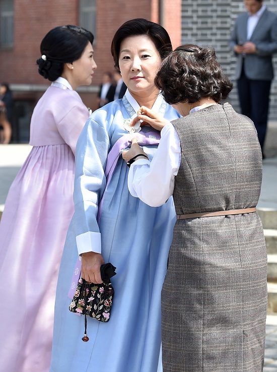 정성이-길용우 사돈 되다. 정성이 이노션 고문이 배우 길용우와 사돈을 맺는 가운데 정성이 고문이 지난 4월 아들 결혼식에 앞서 옷매무새를 단장하고 있다. /더팩트DB