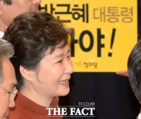 [TF사진관] 웃음 머금은 박근혜 대통령 '아직 여유로운가 봅니다'