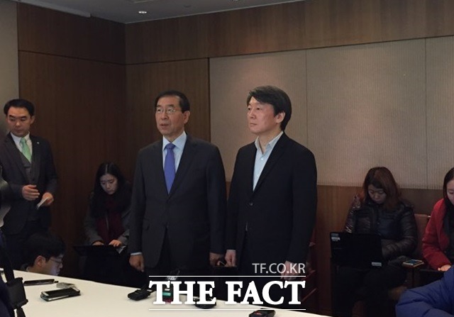 안철수 전 국민의당 상임공동대표는 지금 여러 가지 많은 이야기들이 정치권에 있다. 가장 빨리 혼란을 수습하는 방법은 박근혜 대통령이 물러나는 것이라면서 박 대통령의 하야를 촉구했다./프레스센터=서민지 기자