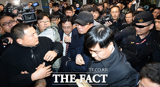 차은택 씨가 취재진에 둘러싸여 공항을 빠져나가고 있다. /인천국제공항=이덕인 기자/