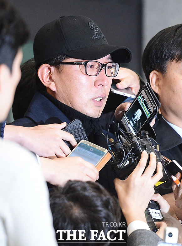 차은택에 쏠린 눈. 박근혜 정부의 비선실세 최순실 씨 최측근이자 문화계 황태자로 불리는 차은택 씨가 8일 밤 인천국제공항을 통해 귀국하고 있다./인천국제공항=이덕인 기자