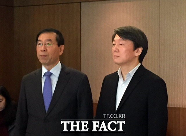 박원순(왼쪽) 서울시장은 이날 지금 국민의 요구는 한마디로 대통령에게 즉각 물러나라는 것이라고 밝혔다./프레스센터=서민지 기자