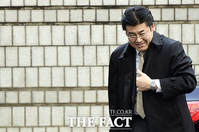 박근혜 최순실 성형외과 의혹. 박근혜 대통령이 세월호 참사 당시 일명 최순실 성형외과 시술을 받은 것이 아니냐는 의혹이 제기된 가운데 가토 다쓰야 전 일본 산케이신문 서울지국장의 칼럼이 주목 받고 있다. /더팩트DB