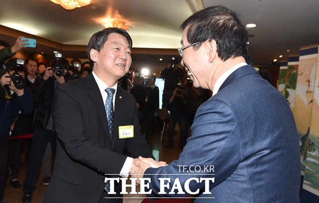 안철수(왼쪽) 전 국민의당 상임공동대표와 박원순 서울시장은 9일 오전 서울 프레스센터에서 조찬회동을 갖고 최순실 국정농단 파문으로 인한 비상시국에 대해 약 50분간 논의했다./이새롬 기자