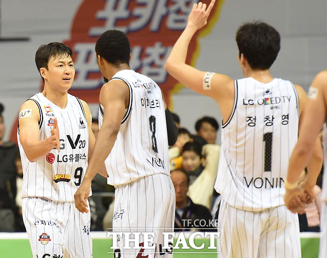 LG 김영환이 4쿼터 막판 역전 3점슛을 터뜨리고 동료들과 하이파이브를 나누고 있다.