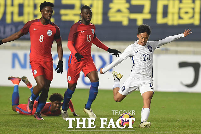 한국 이승우가 잉글랜드 문전에서 수비수를 제치며 돌파를 하고 있다.