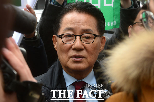 취재진 질의응답하는 박지원 국민의당 비상대책위원장