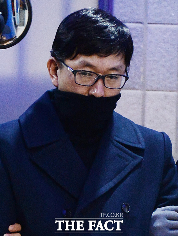 문화계 황태자의 초라한 몰락. 최순실 게이트 핵심인물로 지목된 차은택 씨가 10일 오전 서울 서초구 서울중앙지검에서 조사를 마친 뒤 호송차로 이동하고 있다. /서울중앙지검=이덕인 기자