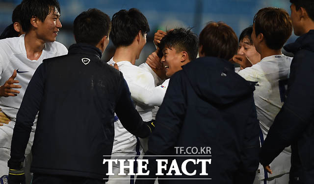 한국 강지훈이 후반 역전골을 터뜨린뒤 동료들에 둘러싸여 기쁨을 나누고 있다.