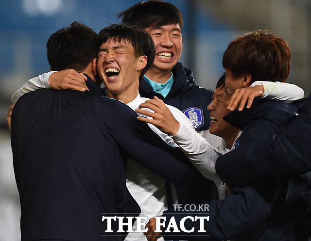 한국 강지훈이 후반 역전골을 터뜨리고 동료들과 포옹을 나누고 있다.