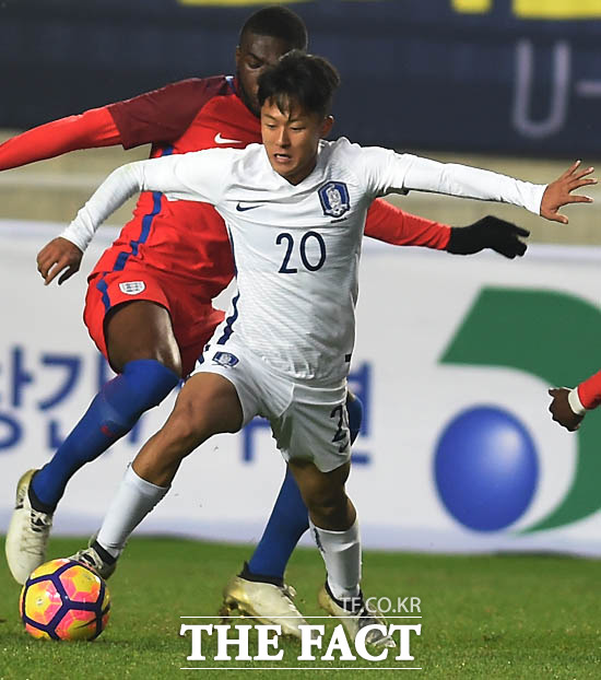 한국 이승우가 잉글랜드 문전으로 돌파를 하고 있다.