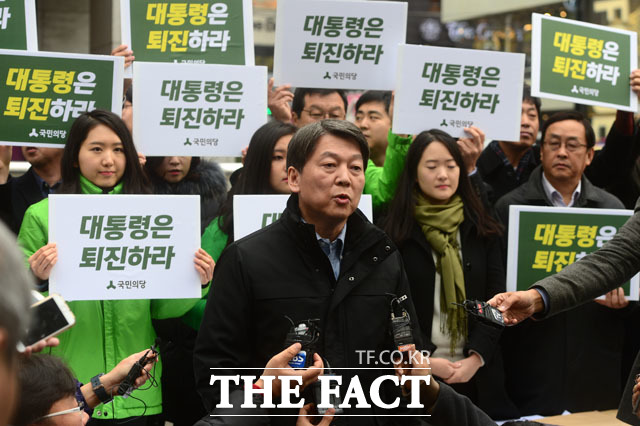 박근혜 대통령 퇴진 서명운동 벌이는 안철수 국민의당 전 상임공동대표
