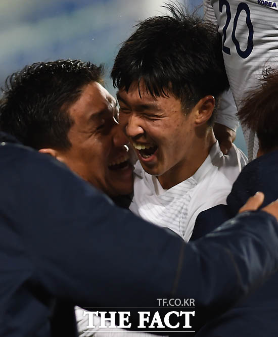 한국 강지훈이 후반 역전골을 터뜨리고 동료들과 포옹을 나누고 있다.