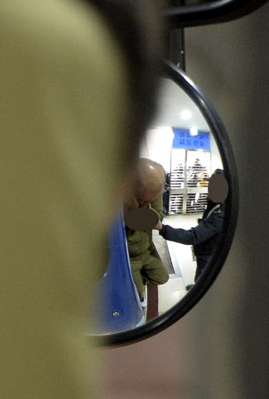 비선실세 의혹에 연루된 차은택이 10일 검찰 조사를 위해 서울중앙지검에 내리고 있다. /서울신문 제공