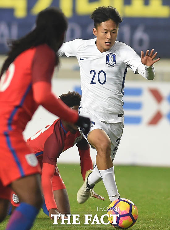 한국 이승우가 잉글랜드 문전에서 수비수를 제치며 돌파를 하고 있다.