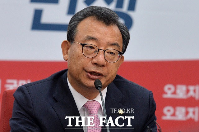 이정현 새누리당 대표는 10일 국회에서 열린 최고위원회 회의에서 전날 문재인 전 더불어민주당 대표가 인사권 전반을 거국중립내각에 맡기고 대통령이 손을 떼야한다고 발언한 것과 관련해 해명을 촉구했다. /문병희 기자