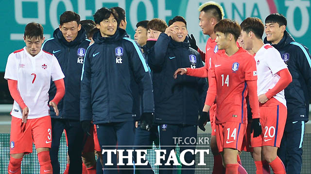 2-0으로 승리한 한국선수들이 경기 종료 후 환하게 웃고 있다.