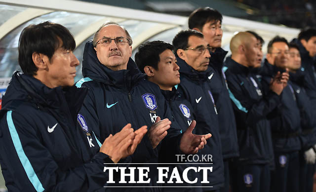 한국 대표팀 슈틸리케 감독과 코치들이 식전 행사에서 박수를 치고 있다.