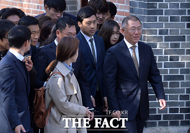 정몽구 현대차그룹 회장의 아들 정의선 현대차 부회장이 기념촬영을 위해 이동하고 있는 가운데 박 대통령과 아버지의 독대 질문을 받고 있다.