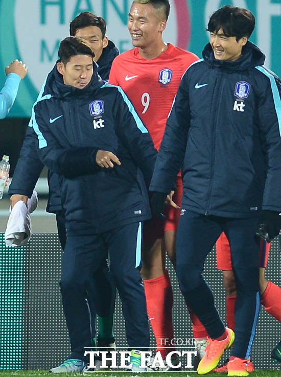 경기에 출전치 않은 한국 손흥민이 경기 종료 후 동료들 앞에서 춤을 추며 웃음을 선사하고 있다.