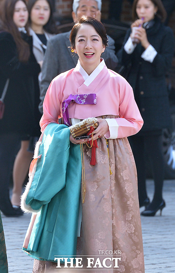 정몽구 현대차그룹 회장의 장녀 정성이 이노션 고문의 딸 선아영 씨와 탤런트 길용우 씨의 아들 길성진 씨의 결혼식이 11일 오후 서울 중구 명동성당에서 열린 가운데 정대선 현대 BS&C 사장 부인 노현정 전 아나운서가 참석하고 있다. /명동=문병희 기자