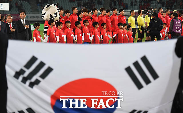 한국대표팀 선수들이 애국가 제창을 하고 있다.