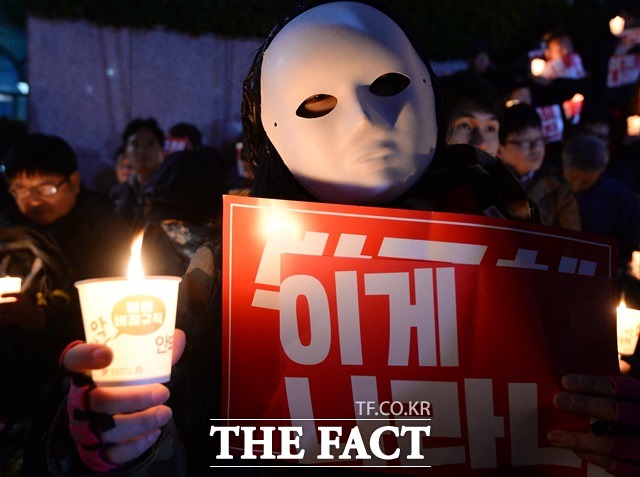 최순실 의혹 관련 진상규명과 박근혜 하야를 촉구하는 촛불 집회가 지난 3일 오후 서울 광화문 청계광장 인근 파이낸스센터 앞에서 열린 가운데 참가자들이 촛불을 들고 구호를 외치고 있다./남용희 인턴기자