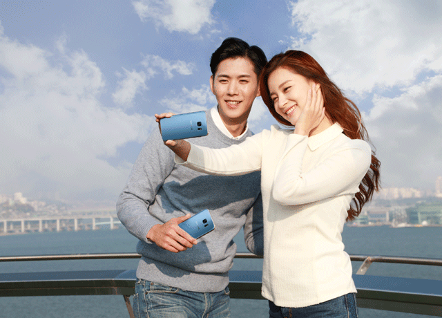 삼성전자 모델들이 서울 서초구 동작대교에 위치한 구름카페에서 갤럭시S7엣지 블루코랄을 소개하고 있다. /삼성전자 제공