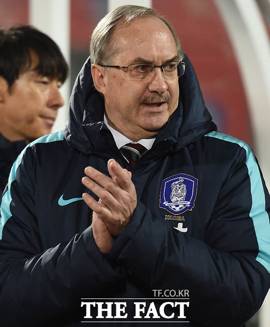 한국 슈틸리케 감독이 경기 전 박수를 치며 선수들을 격려하고 있다.