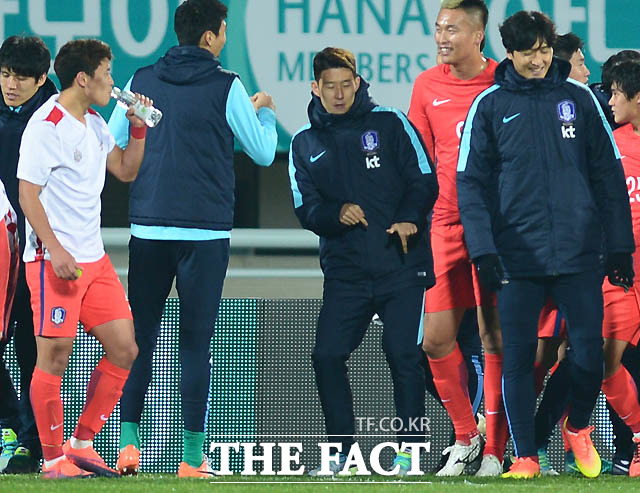 경기에 출전치 않은 한국 손흥민이 경기 종료 후 동료들 앞에서 춤을 추며 웃음을 선사하고 있다.