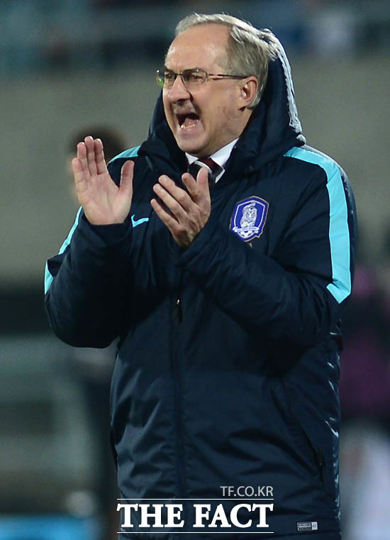 한국 슈틸리케 감독이 경기 중 박수를 치며 선수들을 격려하고 있다.