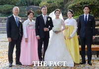 [TF포토] 결혼식 앞두고 화목한 '정성이 고문 가족'