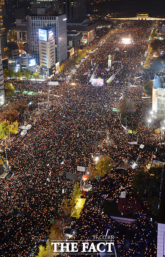 사진은 12일 오후 박근혜 대통령 퇴진을 촉구하는 2016 민중총궐기대회가 열린 세종대를 시민들의 촛불로 가득찬 장면. /문병희 기자