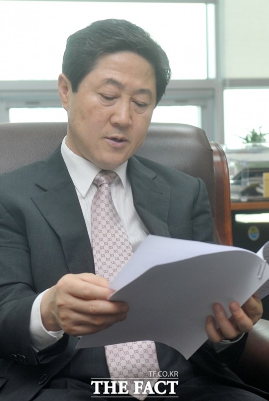 우병우 아들 입대 전 국회 인턴 특혜 채용 논란 재조명. 우병우 아들 우모 씨가 의경 입대 전 유기준 의원실을 통해 국회 인턴으로 특혜 채용된 의혹이 재조명 받고 있다. /더팩트DB