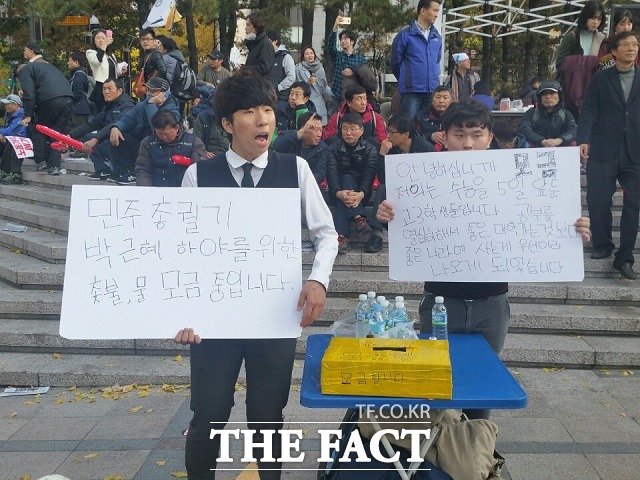 서울 A고교 3년생 박종택 군이 친구와 함께 12일 오후 서울 광화문대로에서 박근혜 대통령의 퇴진을 요구하고 있다./종로=신진환 기자